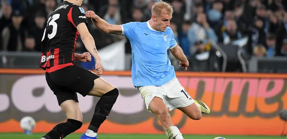 Jugador de Lazio desafiando a un oponente de AC Milan