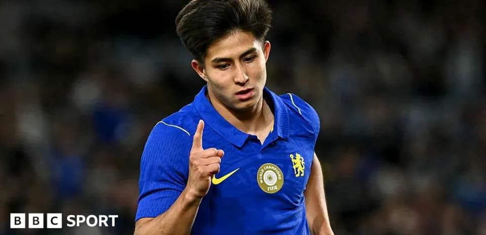Jugador de fútbol señalando con un dedo durante partido