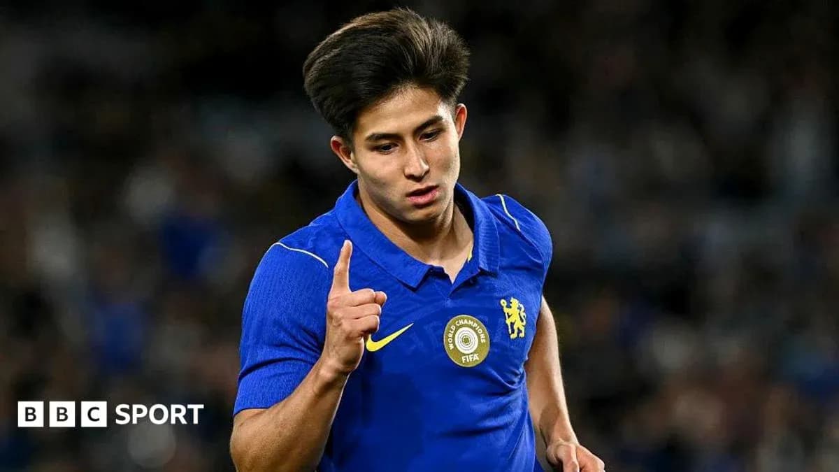Jugador de fútbol señalando con un dedo durante partido