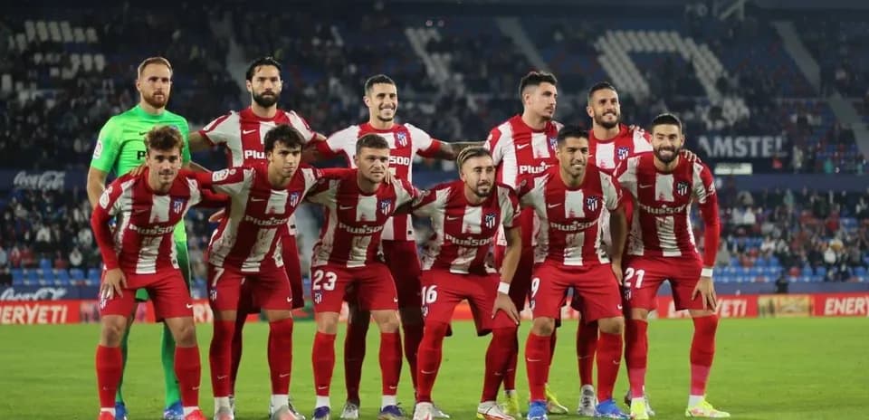 Jugadores de Atlético Madrid en la alineación