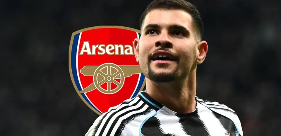 Jugador de Newcastle frente al logo del Arsenal