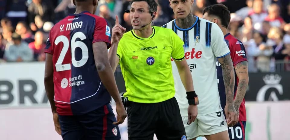 Jugador de Cagliari discutiendo con el árbitro