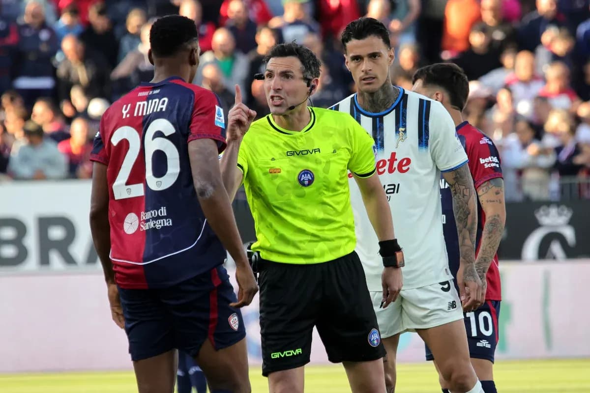 Jugador de Cagliari discutiendo con el árbitro