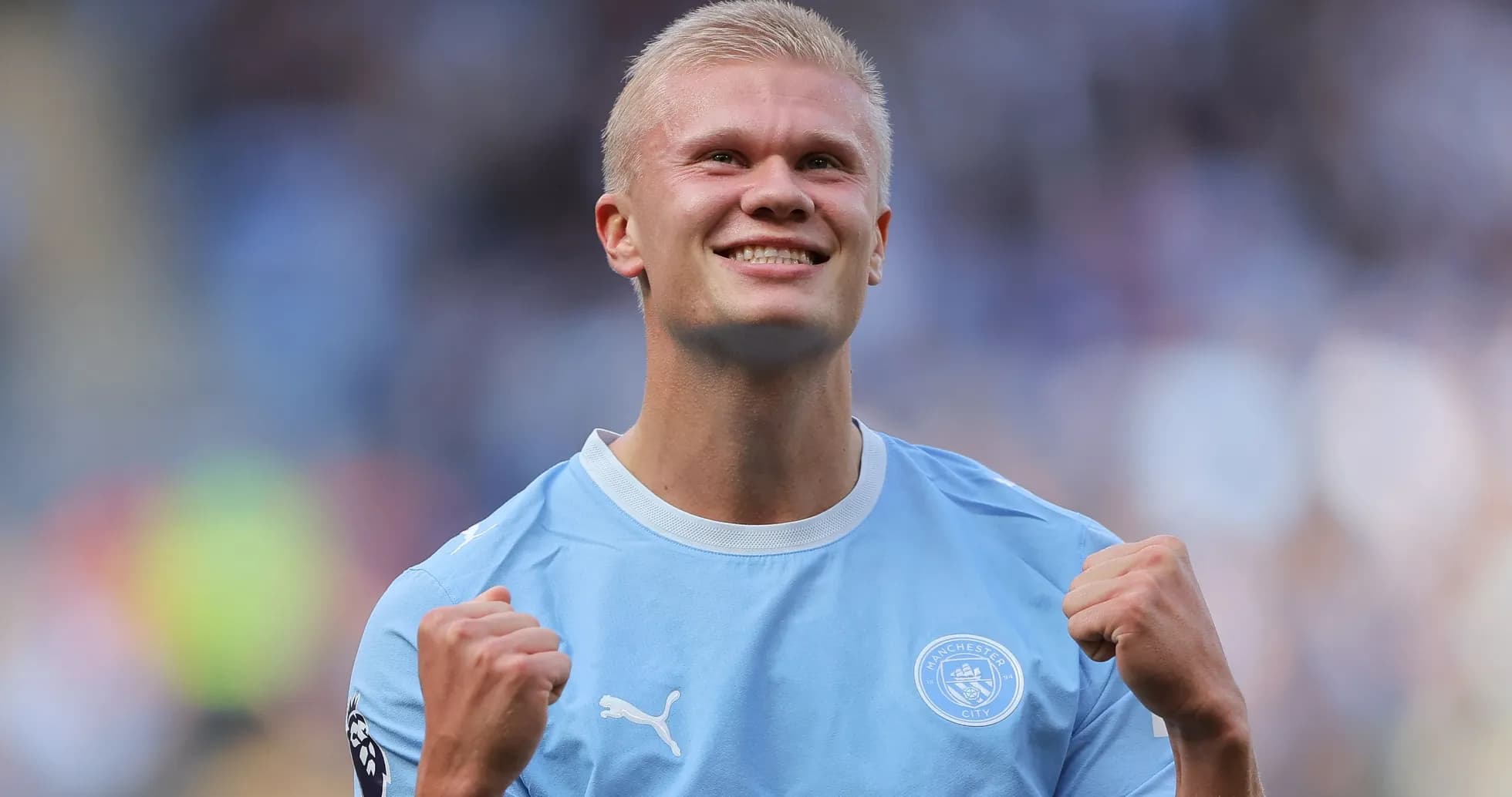 Jugador de Manchester City celebrando con puños apretados
