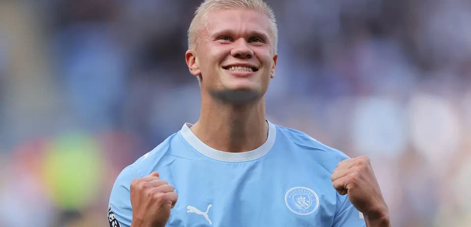 Jugador de Manchester City celebrando con puños apretados
