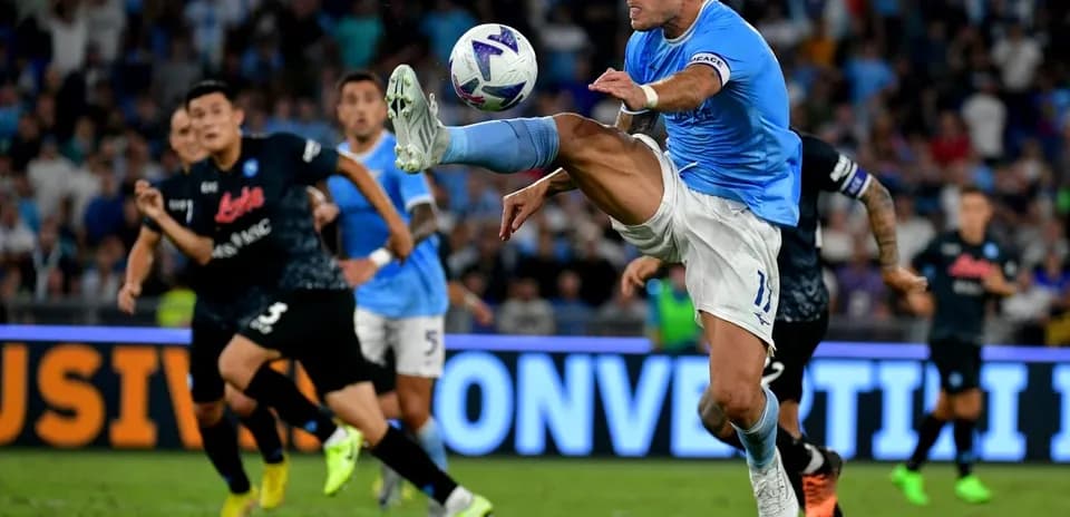 Jugador de Lazio disparando el balón en el partido