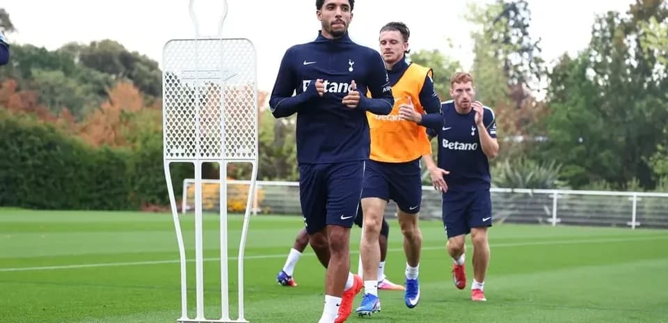 Jugadores de Tottenham corriendo durante sesión de entrenamiento