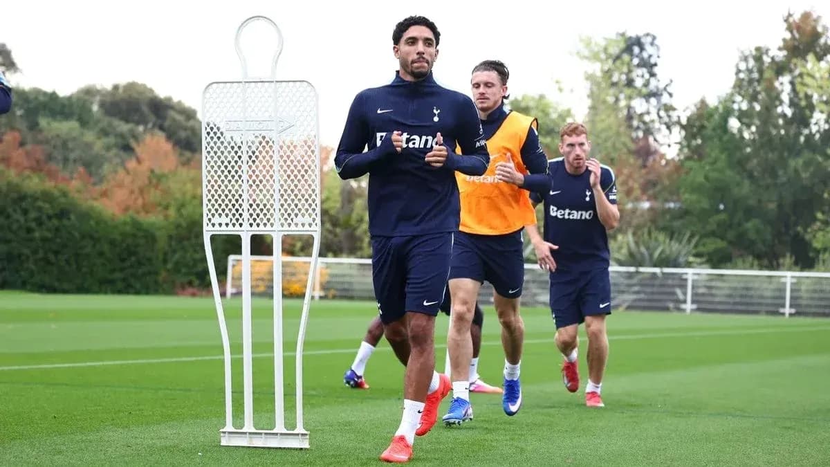 Jugadores de Tottenham corriendo durante sesión de entrenamiento