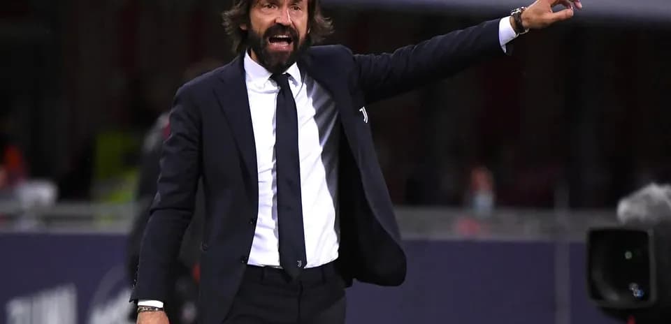 Entrenador gesticulando durante un partido en el campo