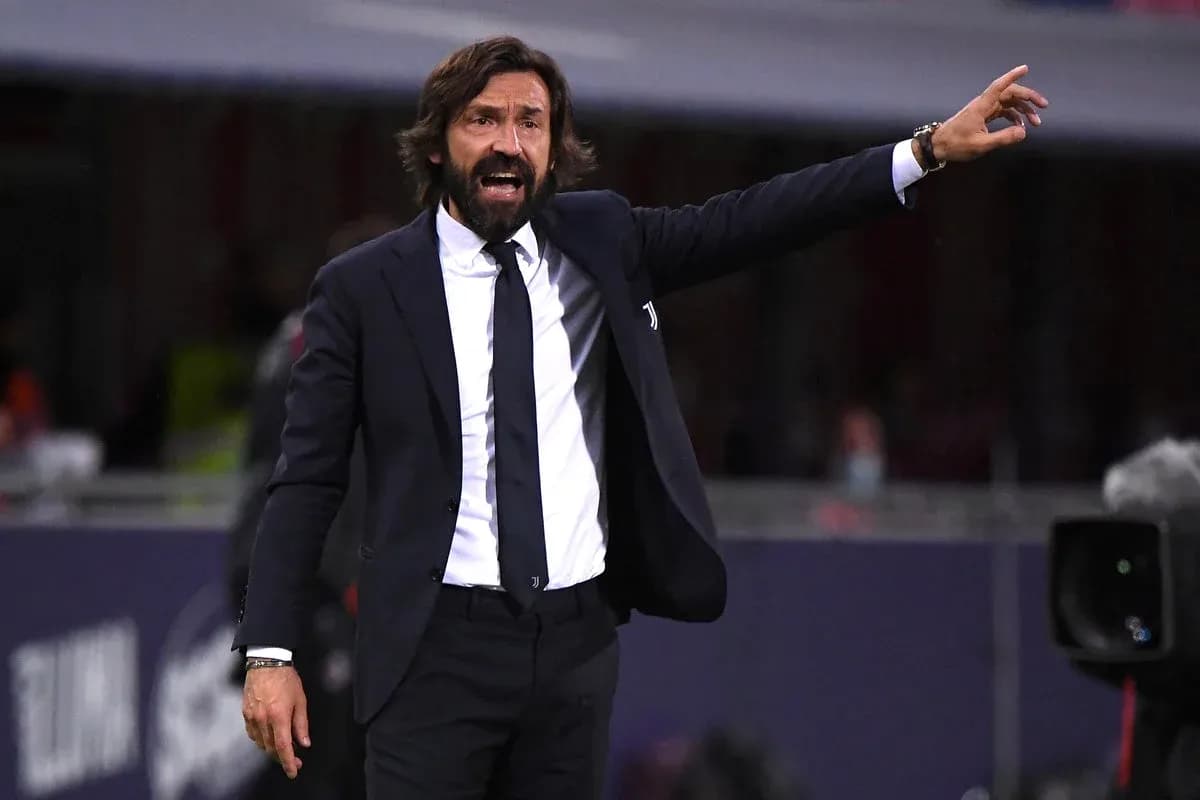 Entrenador gesticulando durante un partido en el campo