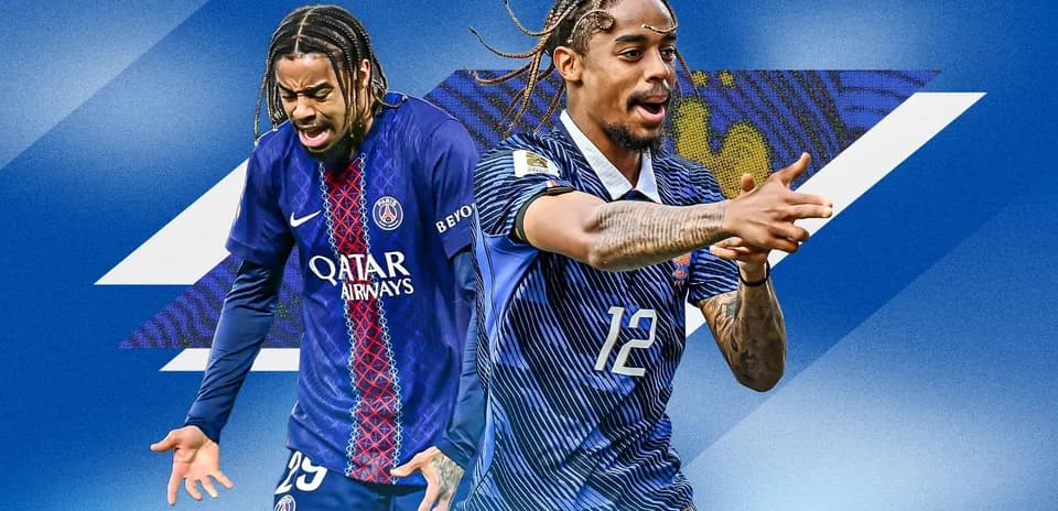 Dos jugadores de fútbol con camisetas de PSG y selección