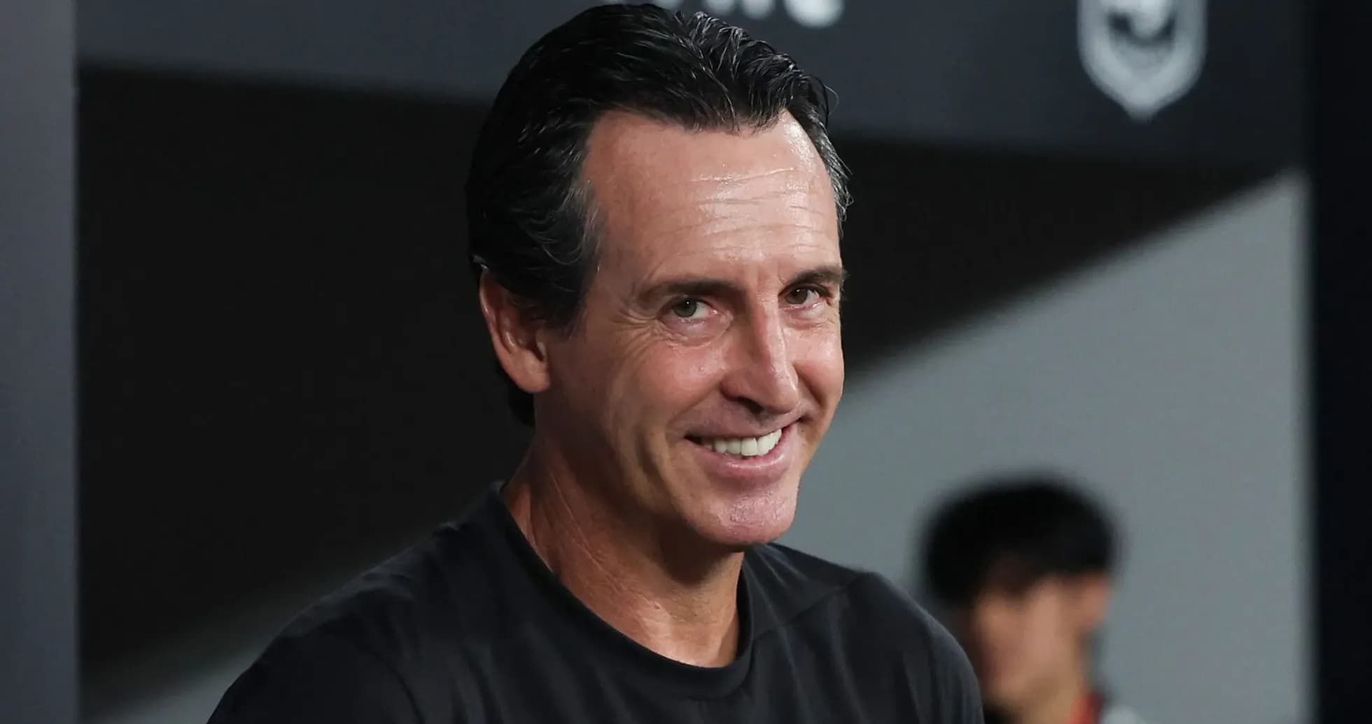 Entrenador sonriendo durante la conferencia de prensa