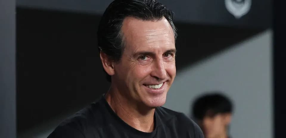 Entrenador sonriendo durante la conferencia de prensa