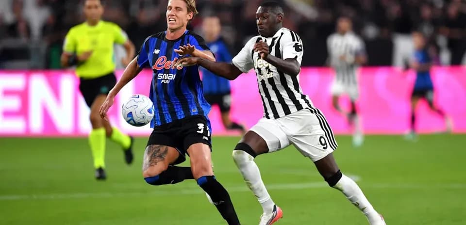 Jugador de Atalanta y Juventus disputando el balón