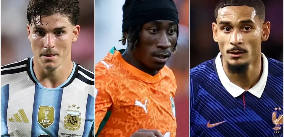 Tres futbolistas de diferentes selecciones posando juntos