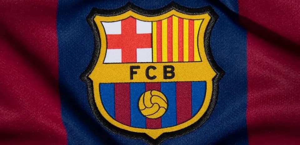 Escudo del FC Barcelona sobre fondo de tela