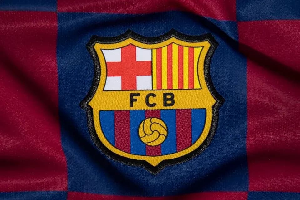 Escudo del FC Barcelona sobre fondo de tela