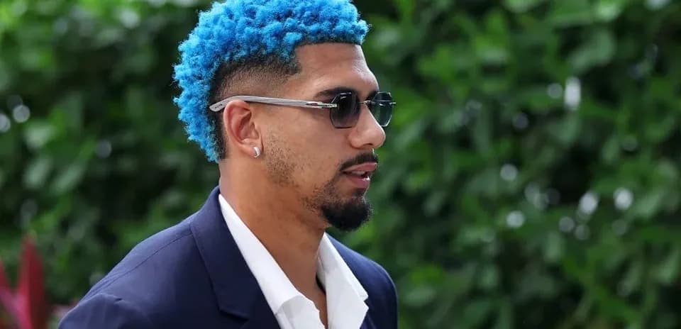 Jugador con cabello azul y traje oscuro