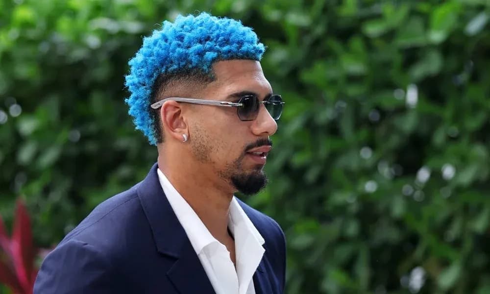 Jugador con cabello azul y traje oscuro