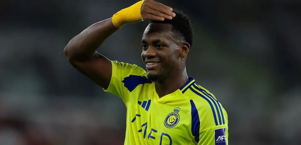Jugador de Al Nassr saludando al público durante partido