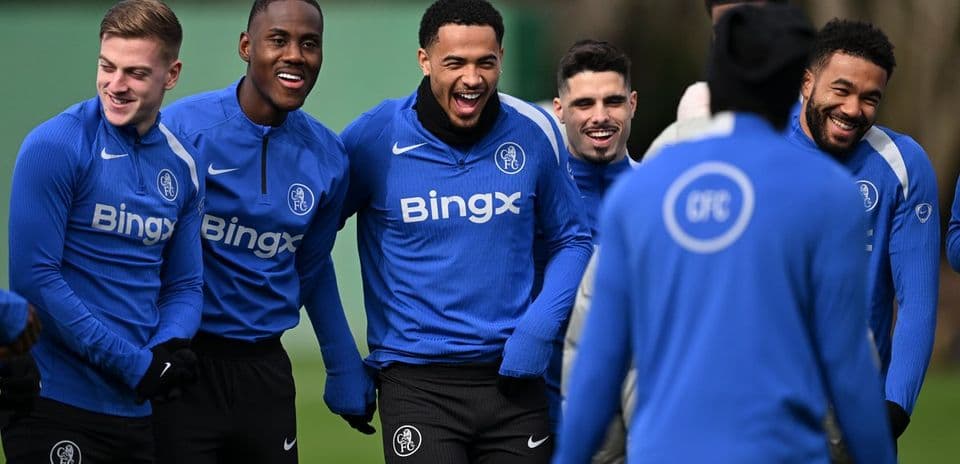 Jugadores de fútbol riendo durante el entrenamiento