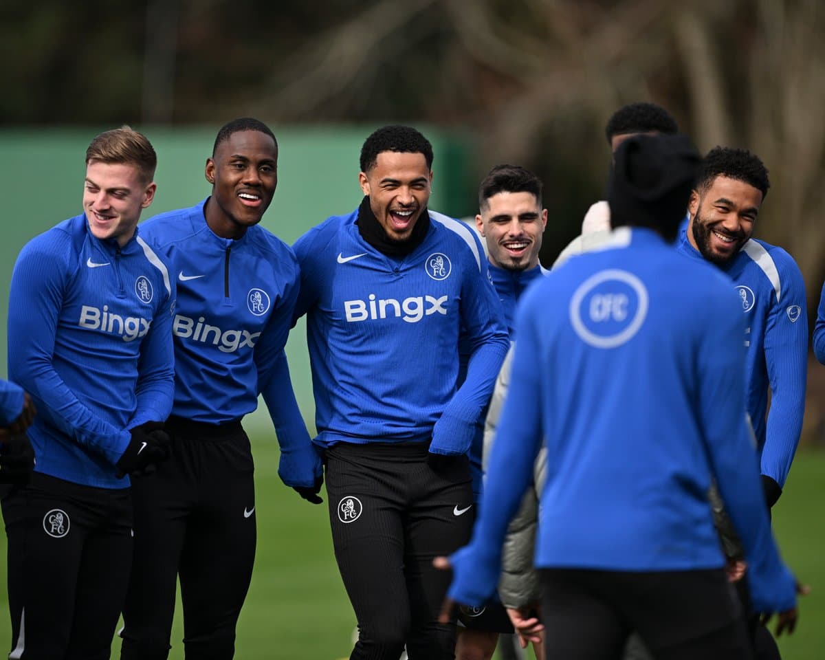 Jugadores de fútbol riendo durante el entrenamiento