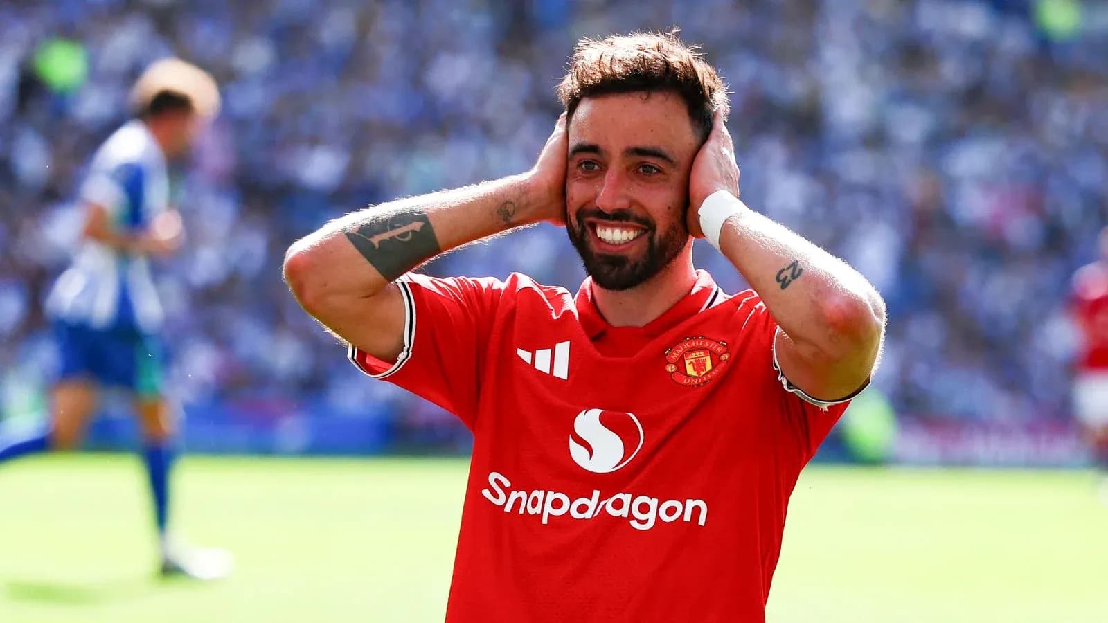 Bruno Fernandes celebrando un gol con las manos en la cabeza