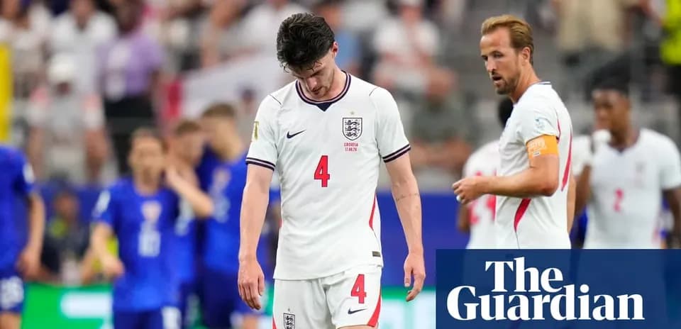 Jugadores de Inglaterra caminando cabizbajos durante el partido
