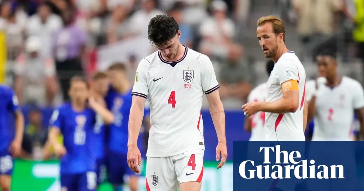 Jugadores de Inglaterra caminando cabizbajos durante el partido