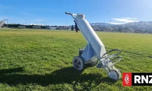 Máquina de marcar líneas en campo de fútbol