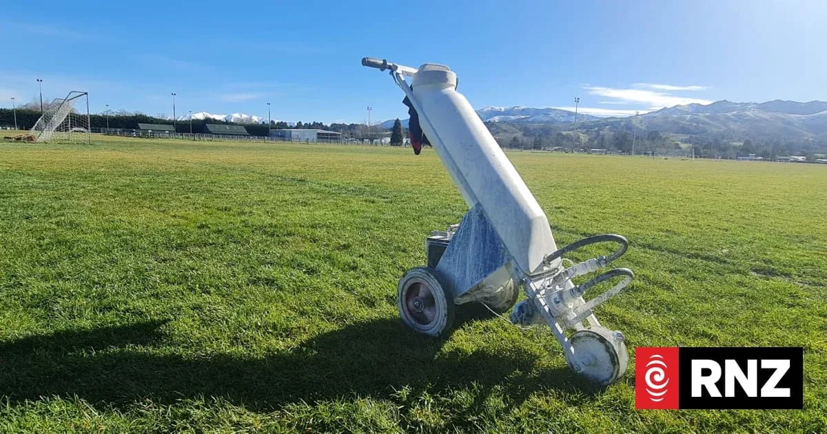 Máquina de marcar líneas en campo de fútbol