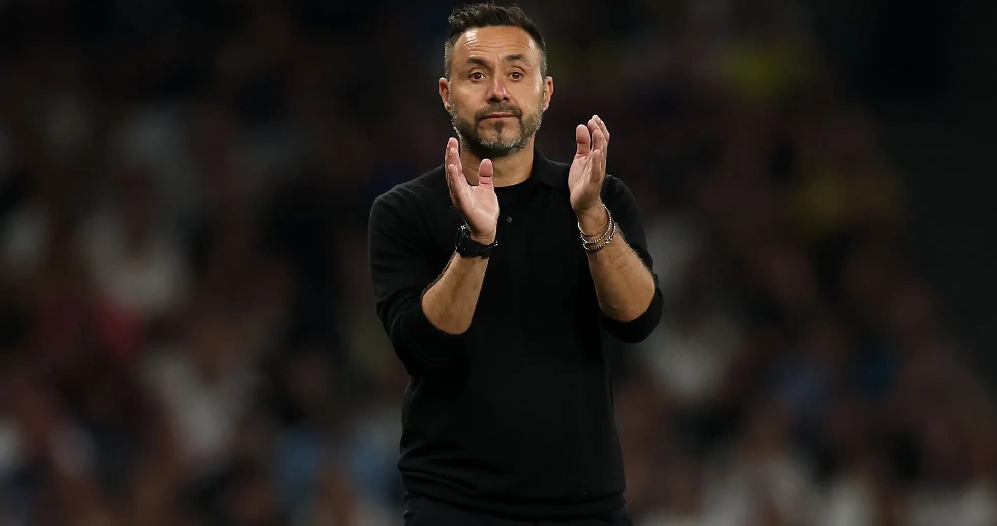 Entrenador aplaudiendo desde la línea de banda
