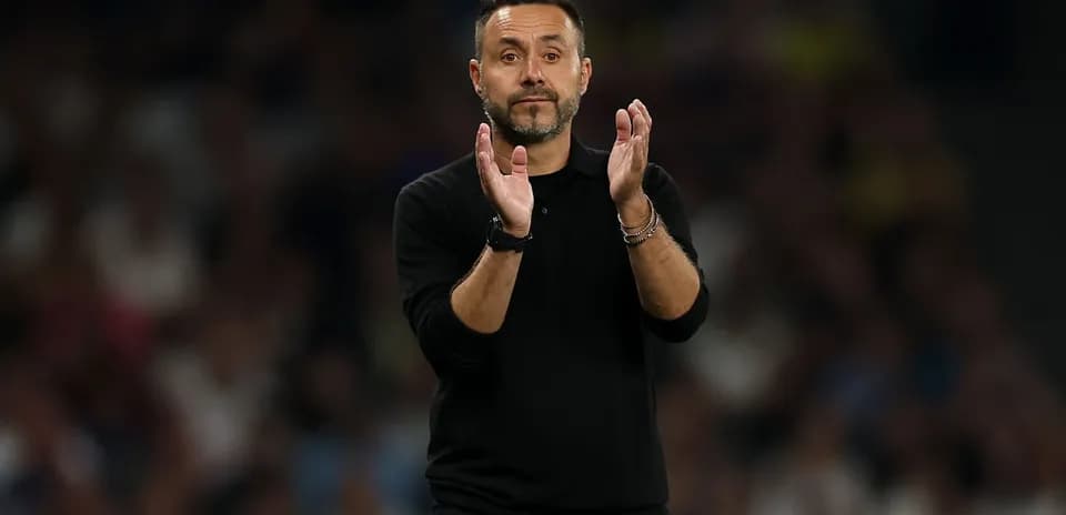 Entrenador aplaudiendo desde la línea de banda