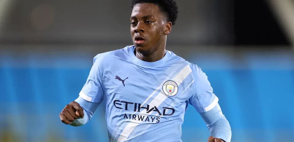 Jugador de Manchester City corriendo en el campo