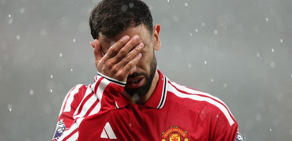 Jugador de Manchester United cubriendo su cara con la mano