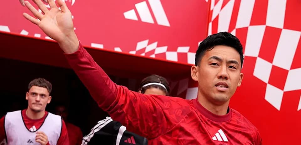 Jugador saludando al salir del túnel de Anfield