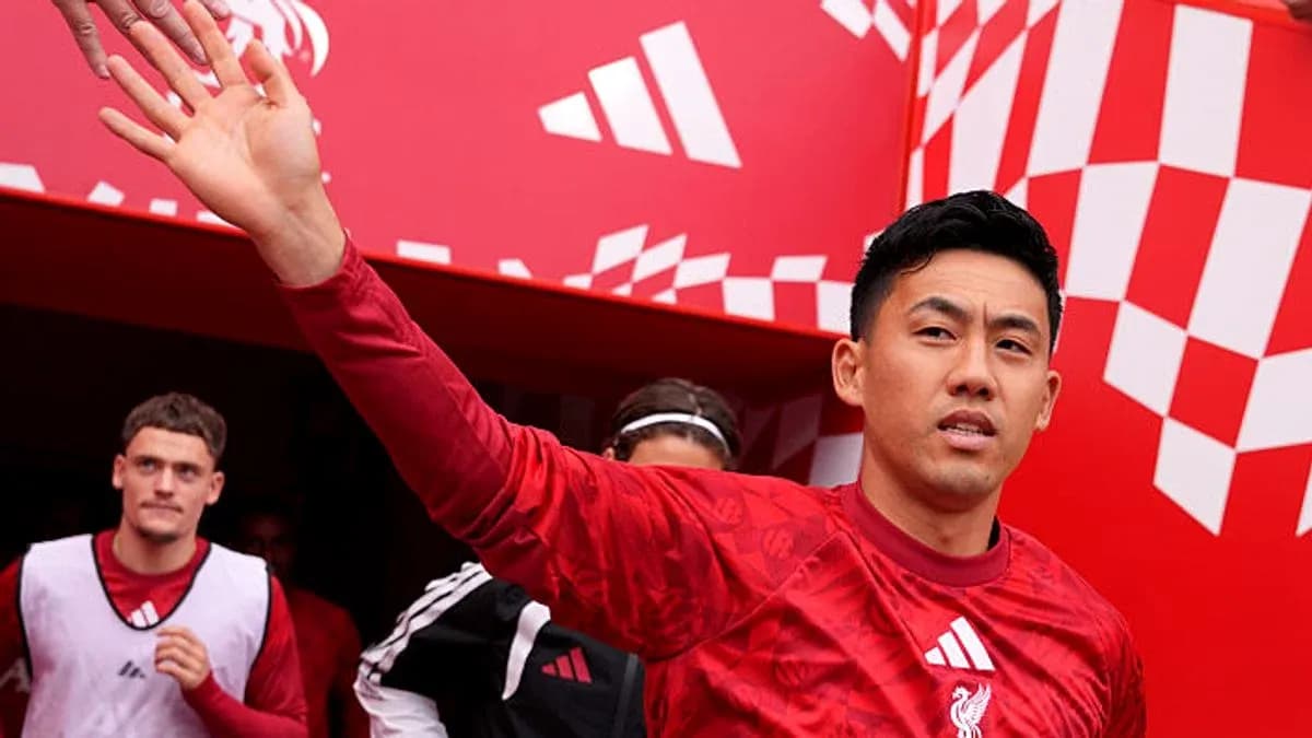 Jugador saludando al salir del túnel de Anfield