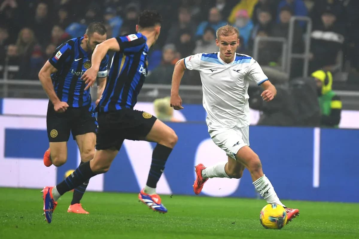 Jugador de Lazio corriendo con el balón