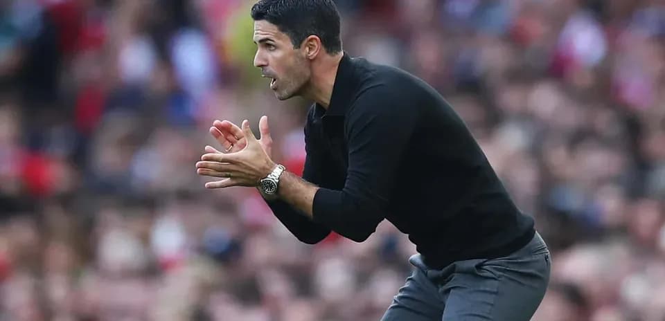 Entrenador dirigiendo a su equipo desde la línea de banda