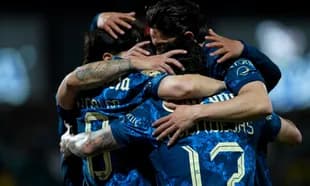 Jugadores celebrando un gol en el partido