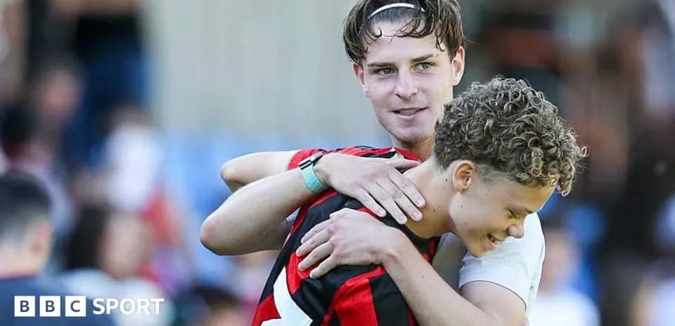 Dos jugadores abrazándose tras un partido de fútbol