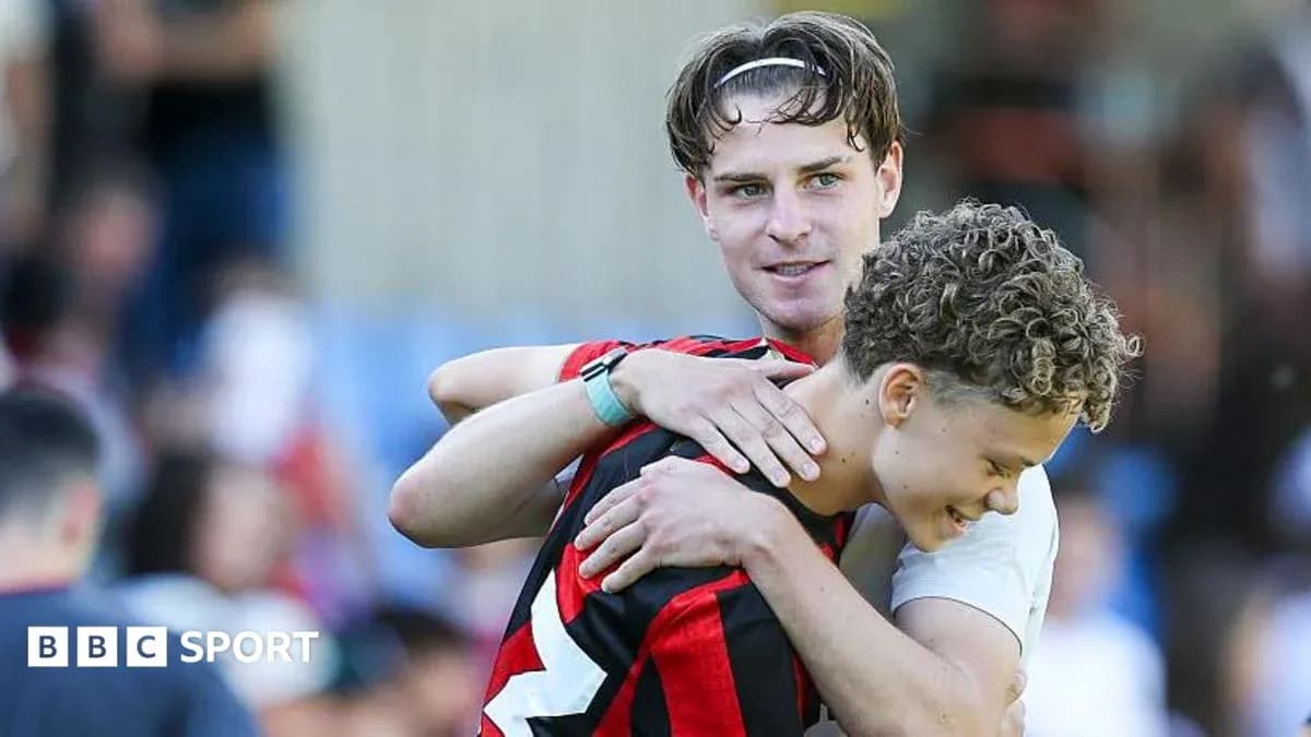 Dos jugadores abrazándose tras un partido de fútbol