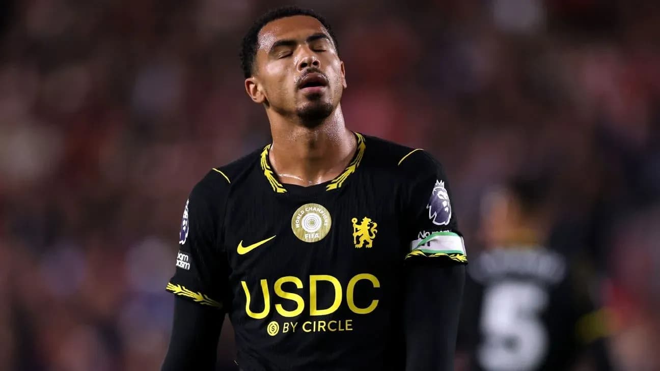 Jugador de Chelsea con camiseta negra en el campo