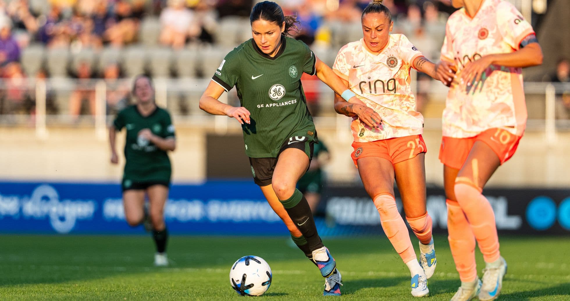 Jugadora del Utah Royals W corriendo con el balón