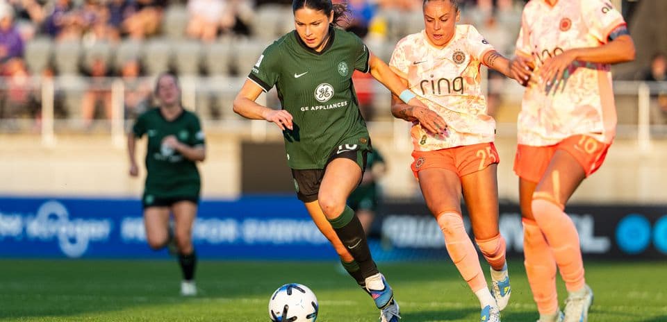 Jugadora del Utah Royals W corriendo con el balón