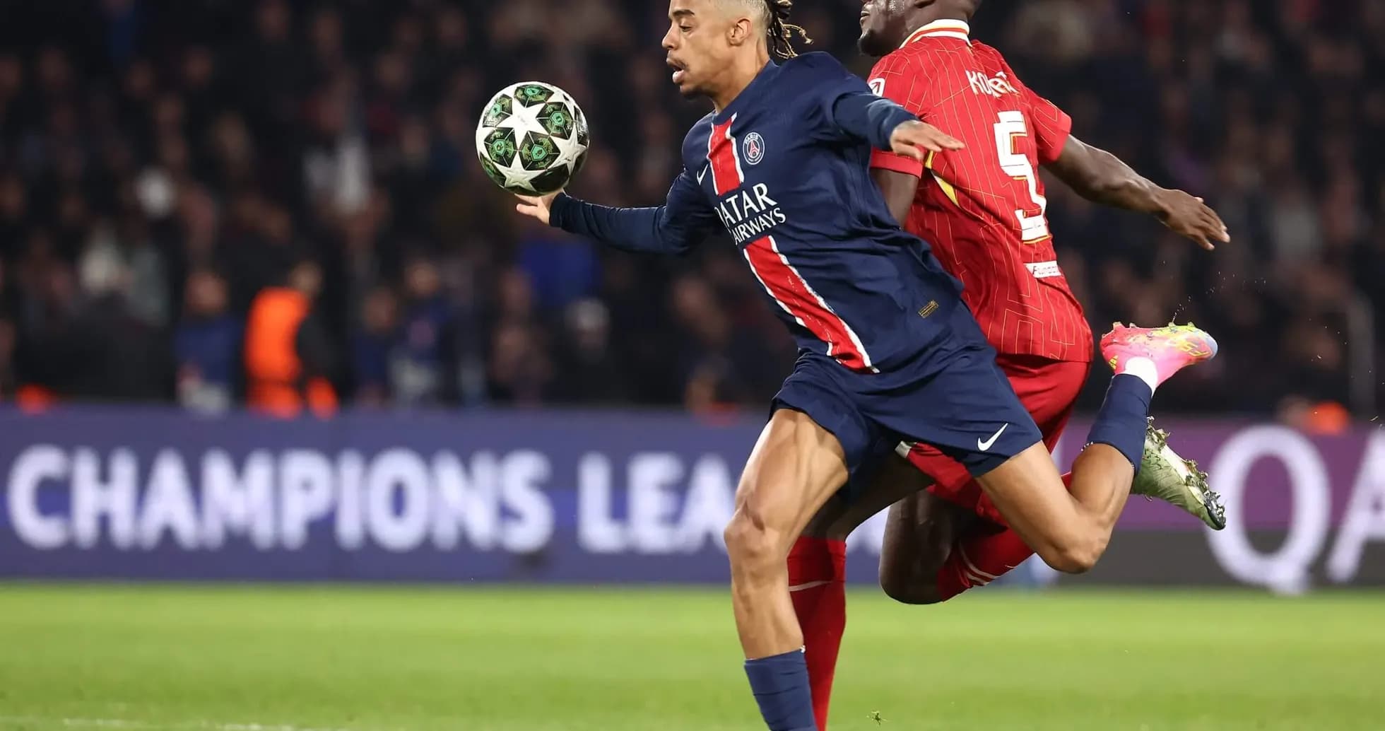 Jugador de PSG en acción contra Liverpool