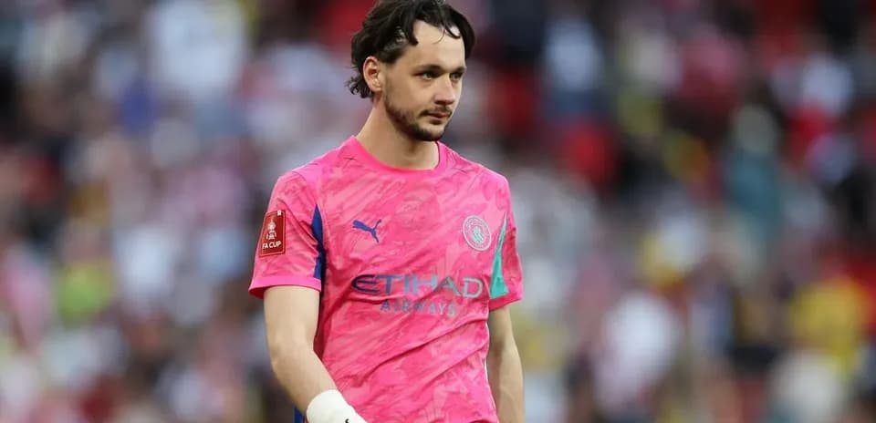 Portero de Manchester City con uniforme rosa durante partido
