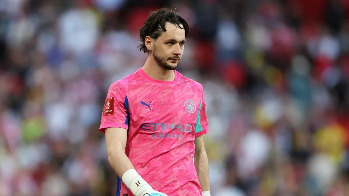 Portero de Manchester City con uniforme rosa durante partido