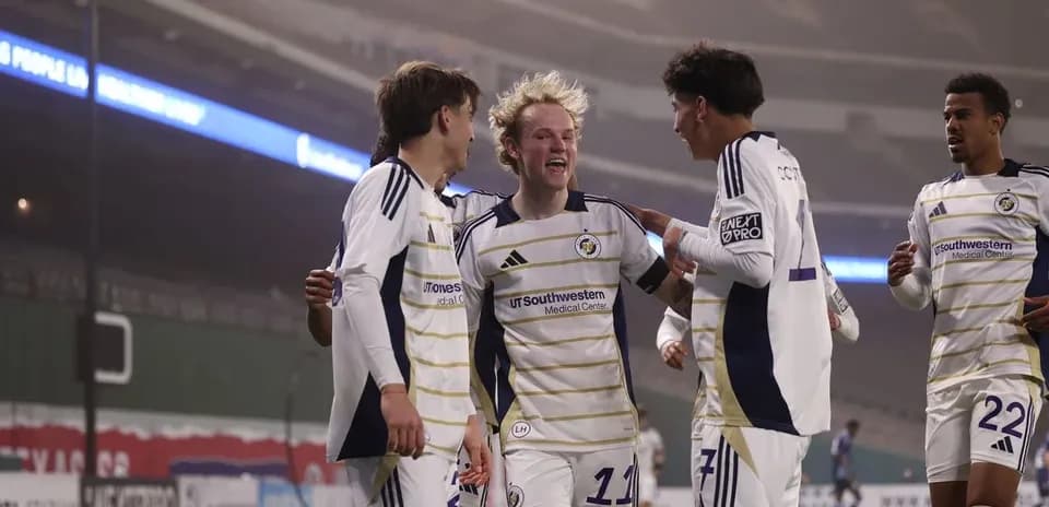 Jugadores celebrando un gol en partido de fútbol