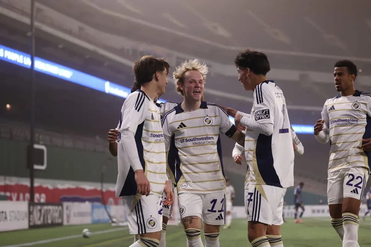 Jugadores celebrando un gol en partido de fútbol